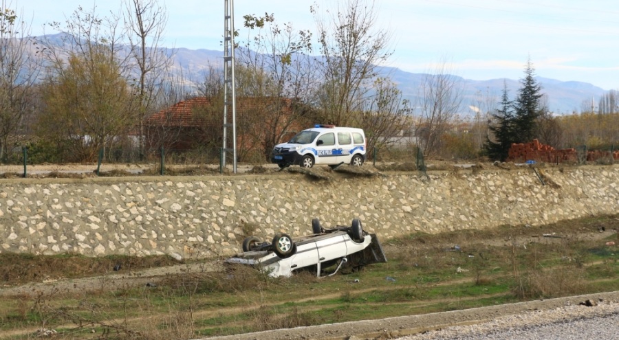 Otomobil dereye düştü!
