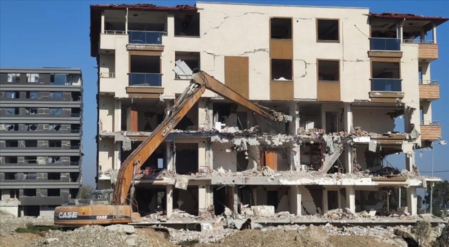 Hatay'da ağır hasarlı 4 bina yıkıldı
