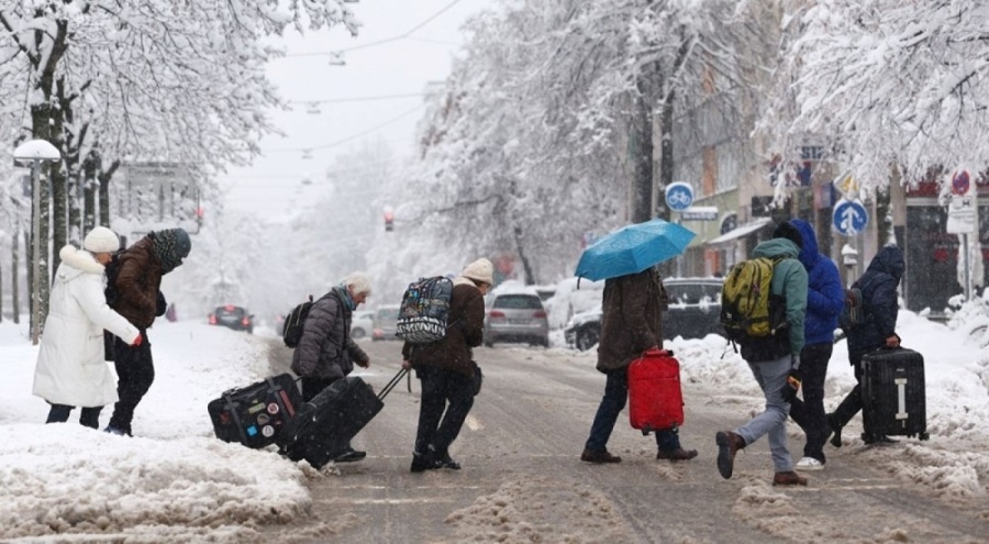 Almanya'da kar hayatı felç etti