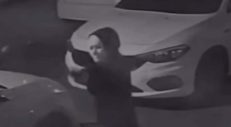 Maskeli kadın pompalı tüfekle ateş açtı!