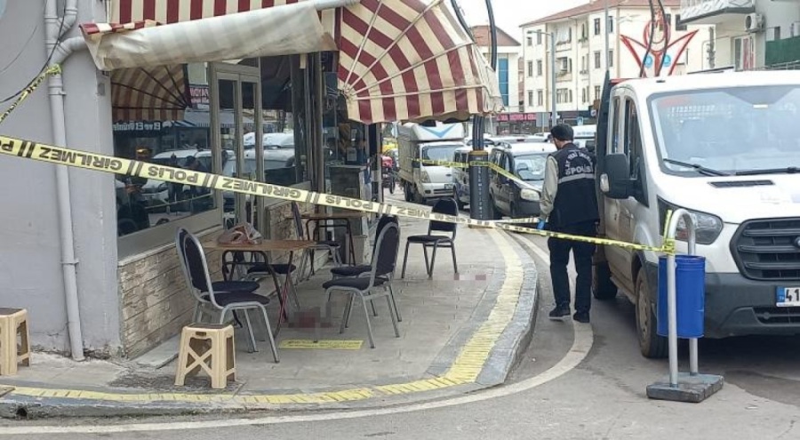 Husumetlisini kıraathanede vurdu