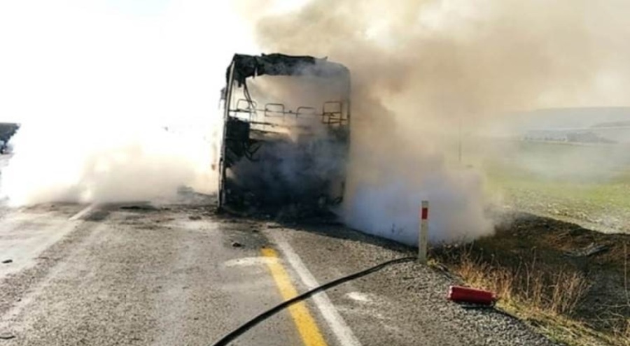 Yolcu otobüsü seyir sırasında alev topuna döndü!