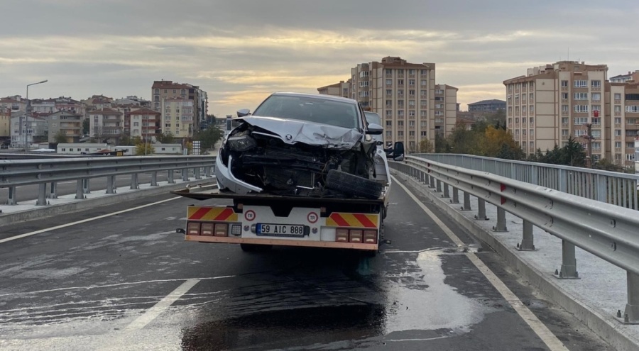 Viyadükte kontrolden çıkan otomobil refüje çarptı