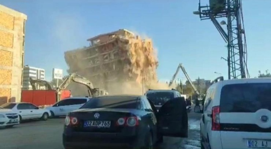 Adıyaman'da ağır hasarlı bina yıkıldı