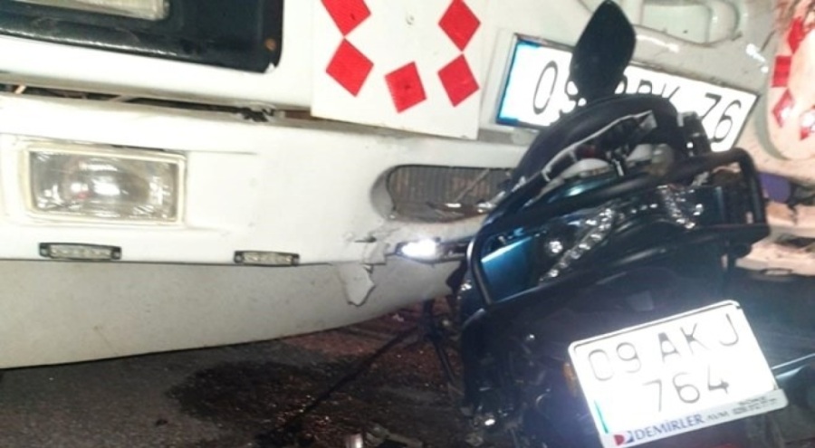 Motosiklet, kamyona çaptı!