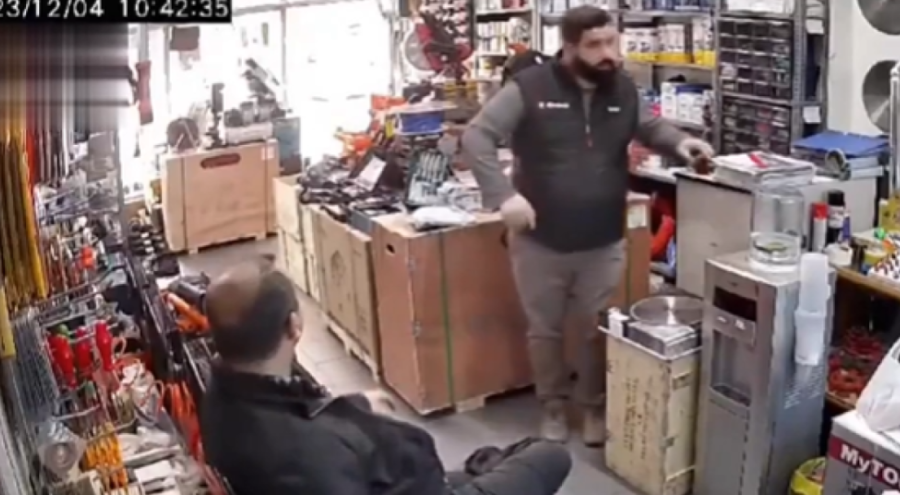 Bursa'daki depremde çayını alıp dışarı kaçan adam sosyal medyada gündem oldu!