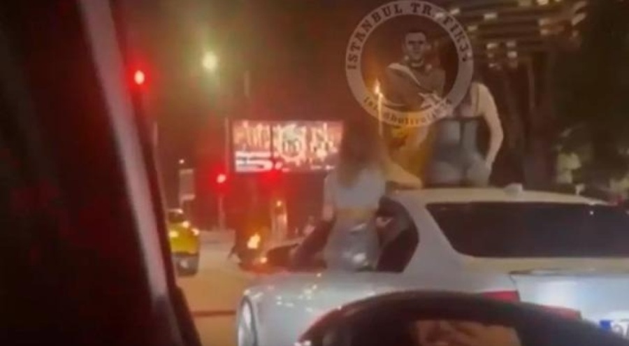 Trafikte pes dedirten görüntüler! Seyir halindeki aracın sunroof'undan çıkan kadın twerk yaptı