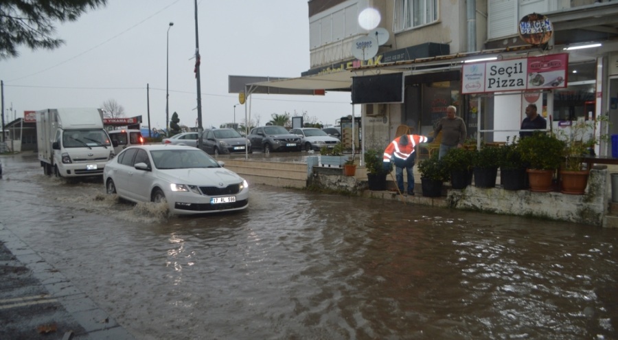 Ayvalık'ta kuvvetli sağanak yağış etkili oldu
