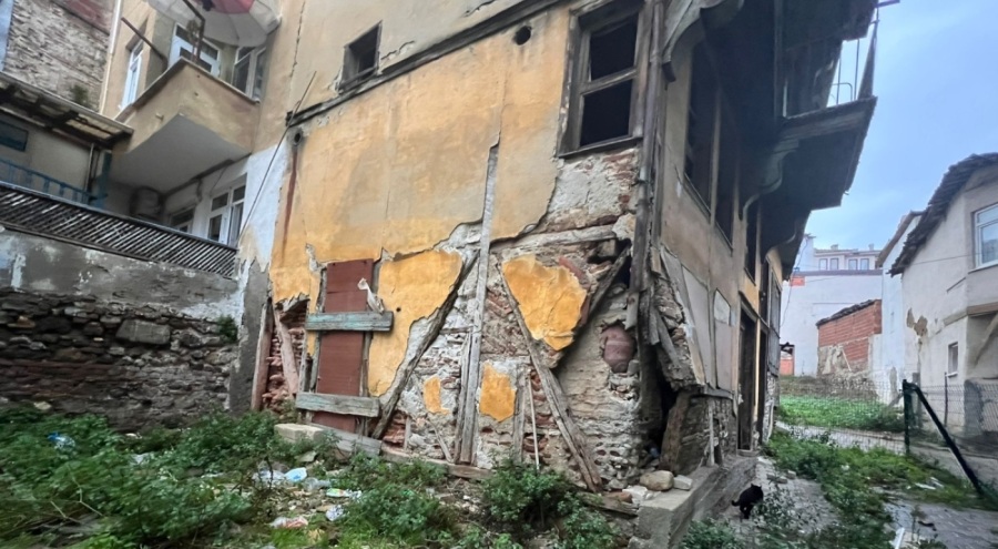 Bursa'daki deprem sonrası Trilye'de bazı binaların duvarlarında çökme yaşandı!