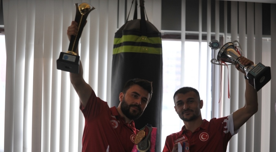 Kick Boksta dünya ve Avrupa şampiyonu olan Bursalı kardeşler: Birbirimizi döve döve şampiyon olduk