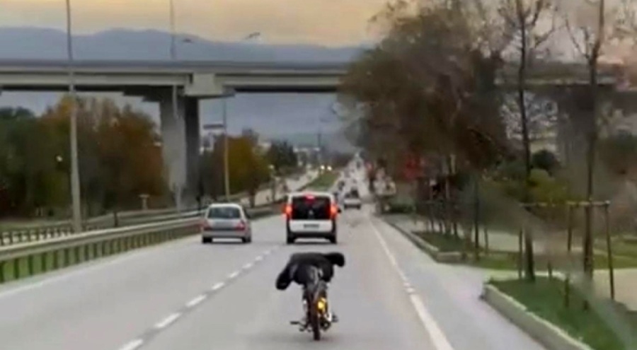 Bursa'da motosikleti yatarak sürüp tehlike saçtı