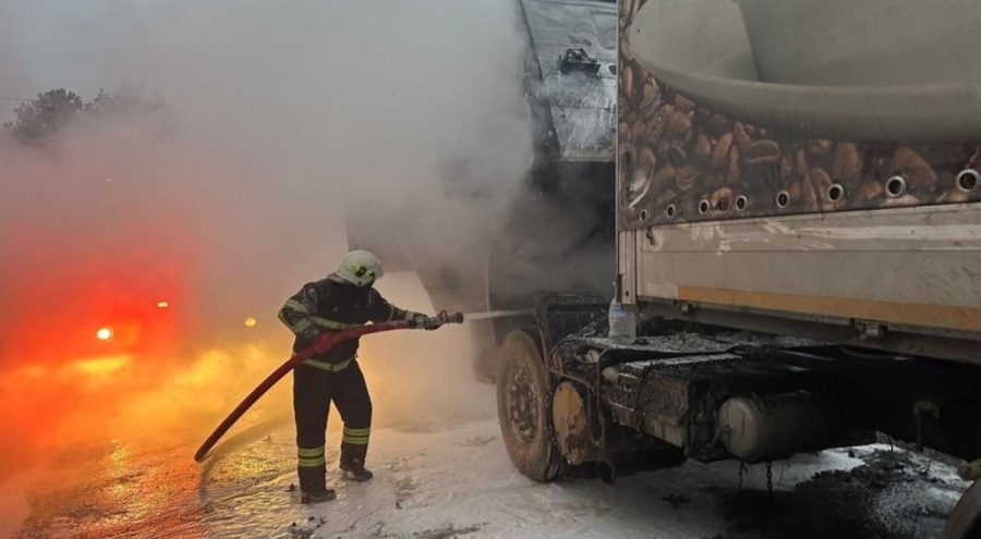 Kamyon cayır cayır yandı