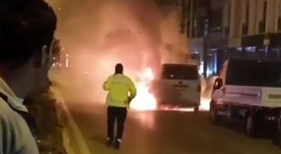 Seyir halindeyken birden alev alan minibüs yandı
