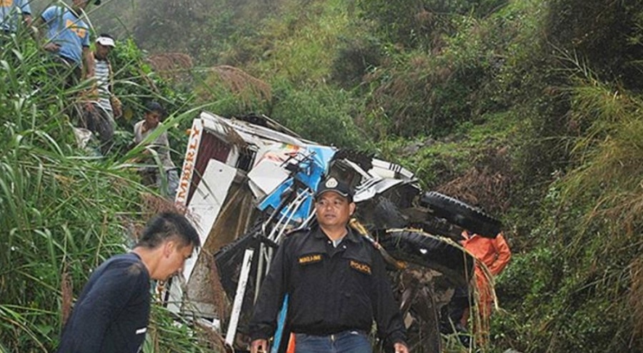 Yolcu otobüsü şarampole yuvarlandı! Çok sayıda ölü ve yaralı var