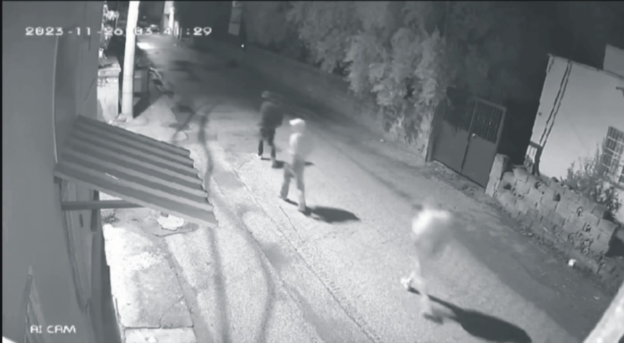 Hırsızlık şüphelileri, çaldıkları jantlarla yakalandı