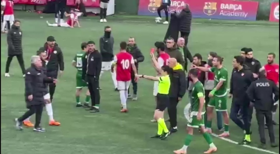 Maltepe'de faul kararı bekleyen futbolcular ve hakem arasında gerginlik çıktı!