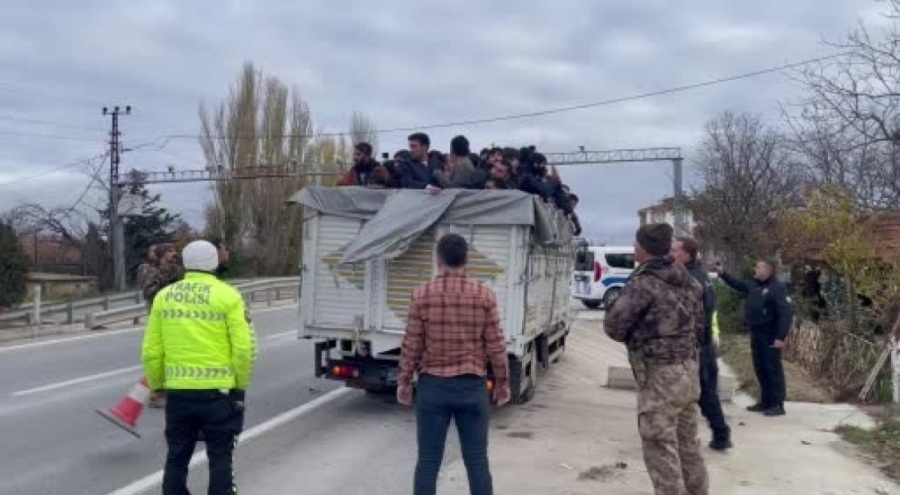 Durdurulan kamyonette 62 kaçak göçmen yakalandı