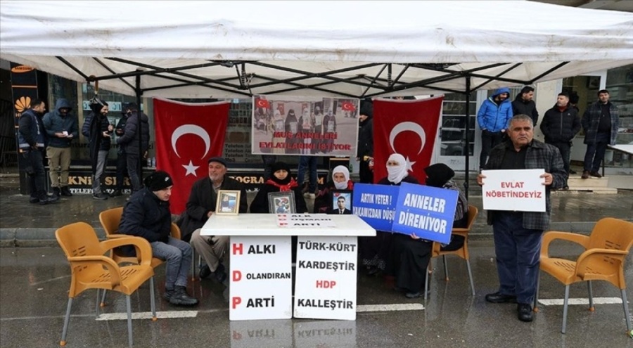 HDP önündeki evlat nöbetine bir aile daha katıldı