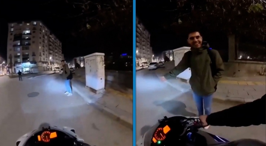 Motosiklet sürücüsü ile yaya arasındaki 'yol verme' inadı güldürdü
