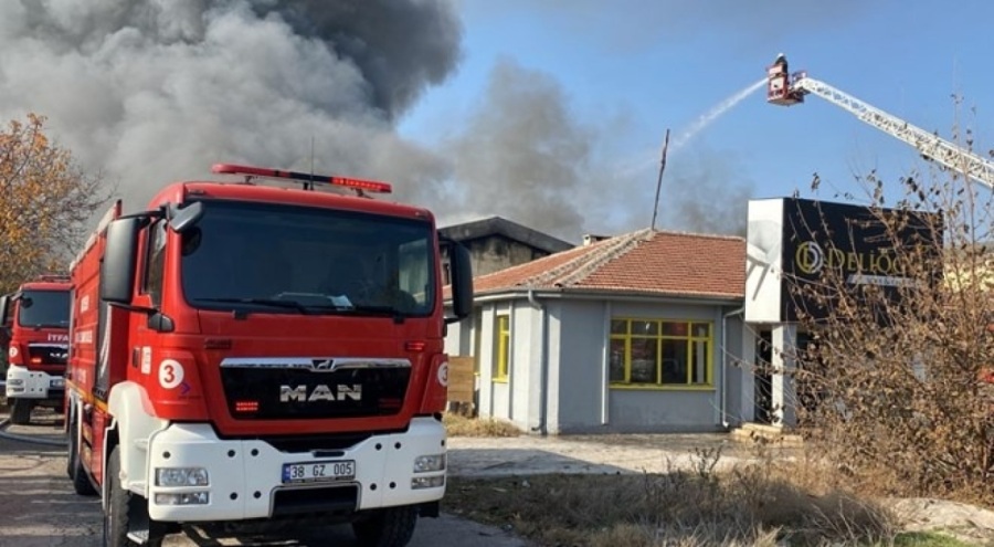 Kayseri'de mobilya fabrikasında yangın çıktı!