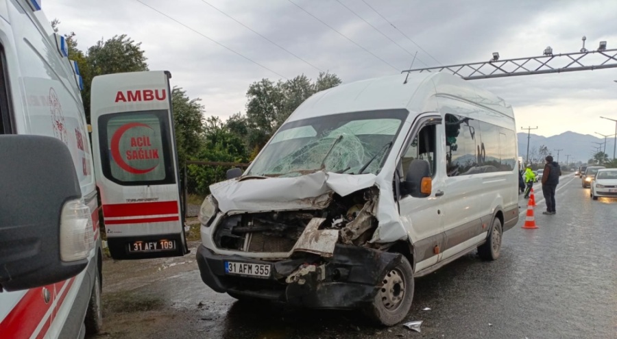 İşçi servisi, hafriyat kamyonuna çarptı! Yaralılar var