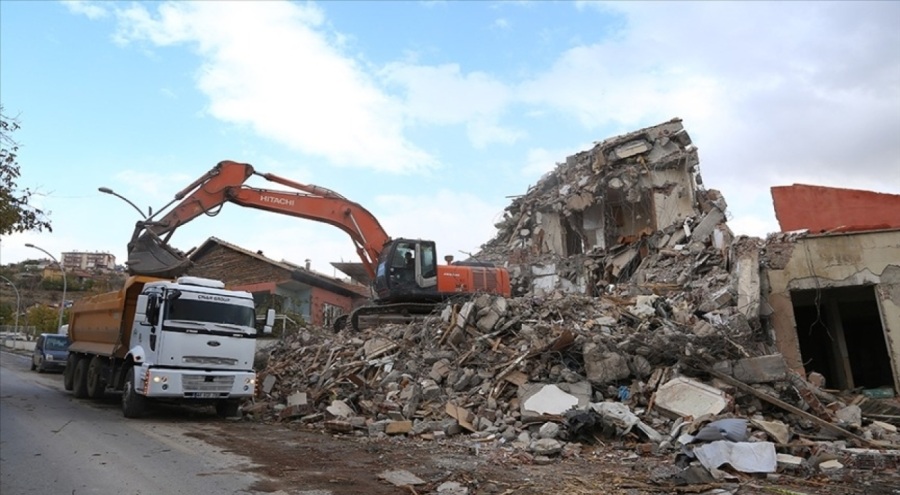 Maraş'ta kontrollü yıkım sürüyor