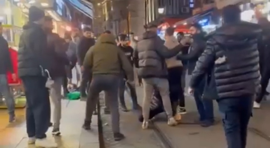 İki grup arasında çıkan kavgada tekme ve sopalar havada uçuştu