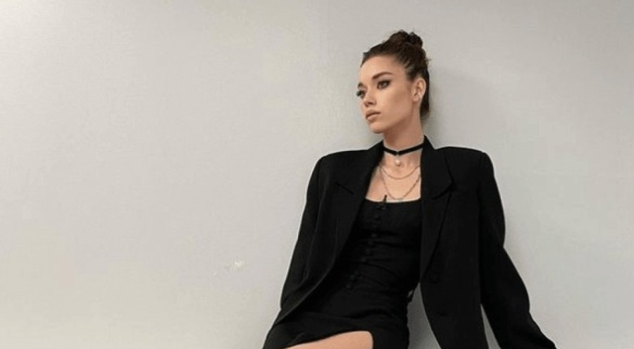 Afra Saraçoğlu'nun iç çamaşırlı cesur pozları olay oldu!