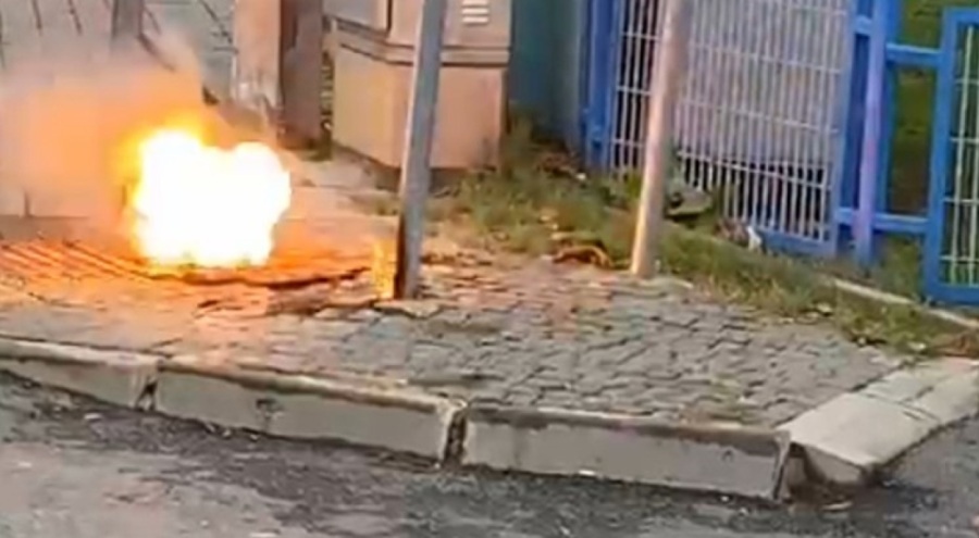 Sultangazi'de yeraltı kabloları birden alev aldı