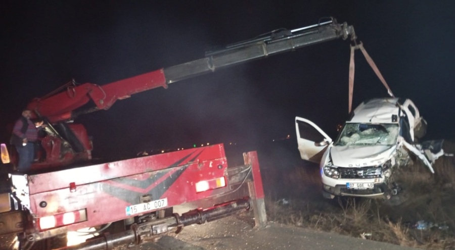 Otomobiller kafa kafaya çarpıştı! Ölü ve yaralılar var