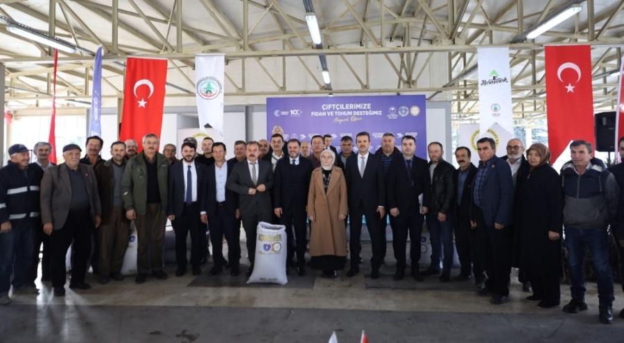 Bursa'da Harmancıklı üreticilere ceviz fidanı ve korunga tohumu dağıtıldı