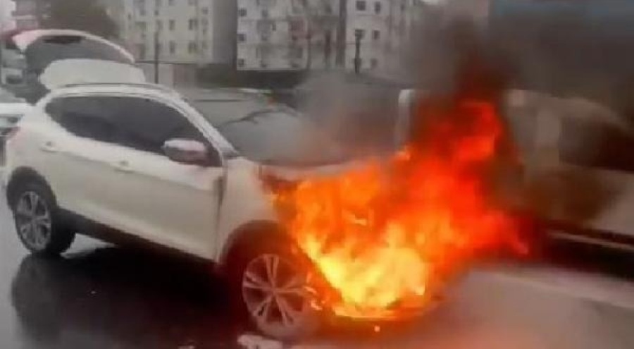 Avcılar'da otomobil cayır cayır yandı