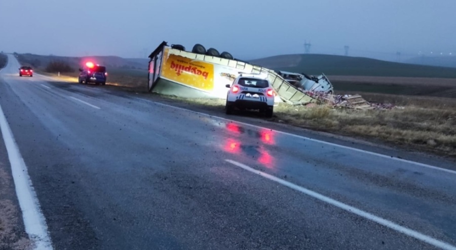 Yumurta yüklü TIR devrildi! Yaralılar var