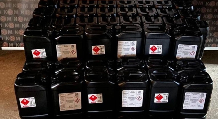 Edremit'te polisin aramasında 470 litre etil alkol ele geçirildi