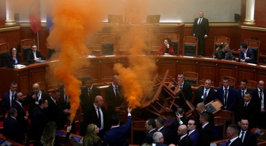 Arnavutluk meclisi karıştı