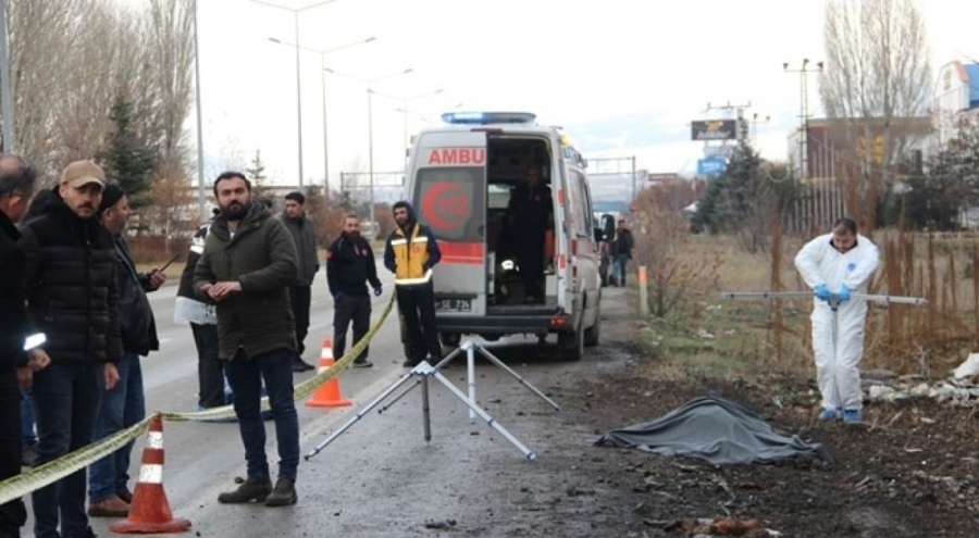Karayolu kenarında ceset bulundu
