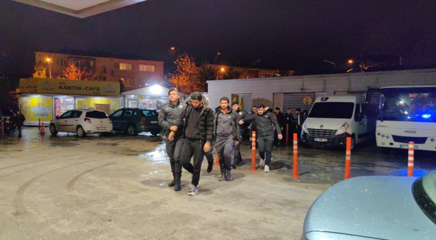 Bursa İnegöl'de Suriye uyruklu 23 kaçak şahıs yakalandı