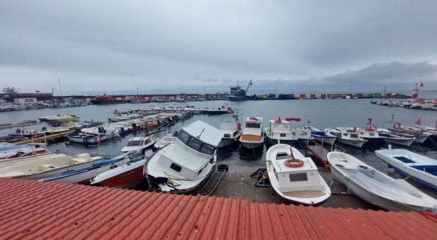 Marmara'da deniz ulaşımına poyraz fırtınası engeli