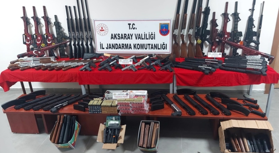 Baskın yapılan evde cephanelik çıktı