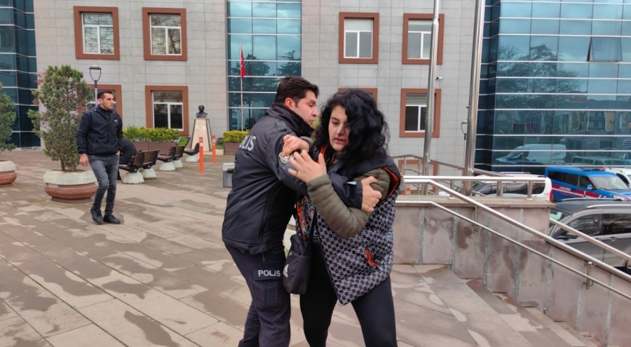 Bursa'da hırsızlıktan tutuklanan kadın etrafa saldırdı!
