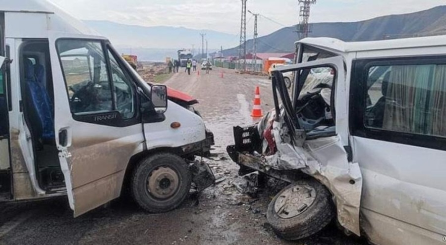 Şırnak'ta minibüsler çarpıştı! Yaralılar var