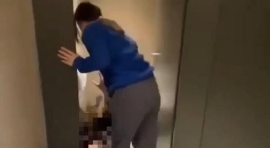 AVM tuvaletinde tekme tokat arkadaşını döven kızlar gözaltına alındı