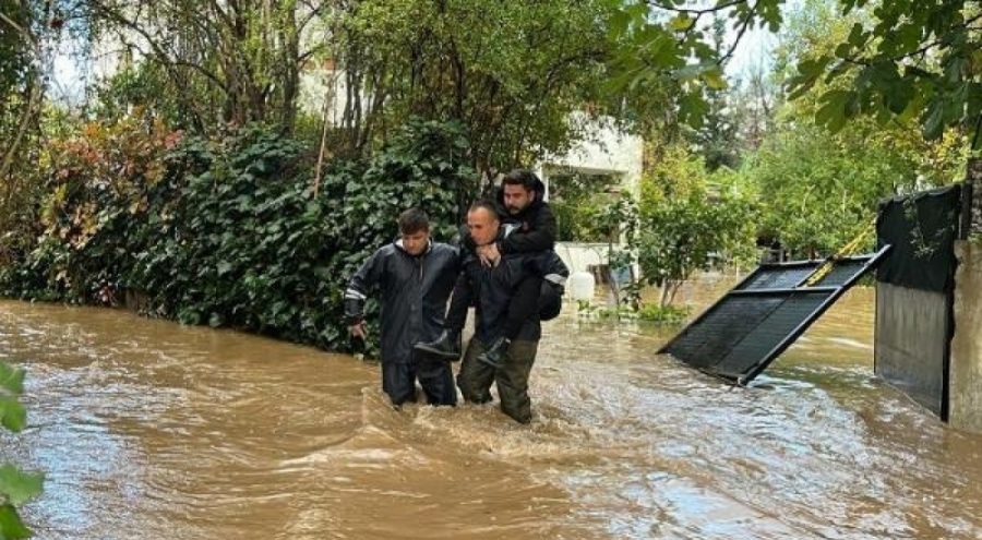 Bodrum'da sağanak; dere taştı, vatandaşlar mahsur kaldı!