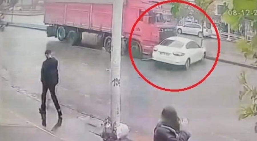 Kamyon, otomobile çarptı! Metrelerce sürükledi