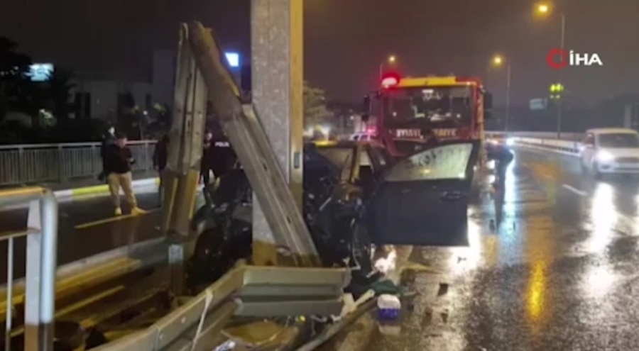 Sultanbeyli'de korkunç kaza! Sürücü güçlükle otomobilden çıkarıldı