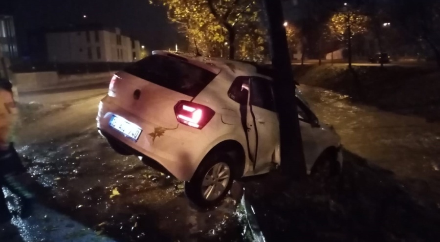 Bursa'da babasından habersiz otomobili kaçıran genç kaza yaptı