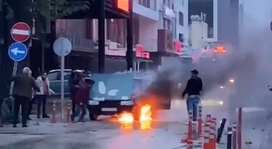 Bursa'da seyir halindeki otomobil alevlere teslim oldu