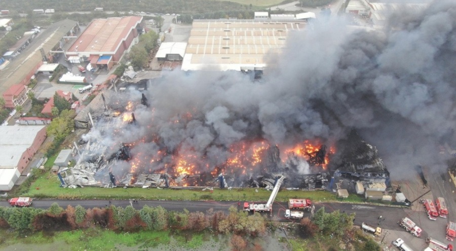 Kocaeli'deki fabrika yangının büyüklüğü gün ağarınca ortaya çıktı