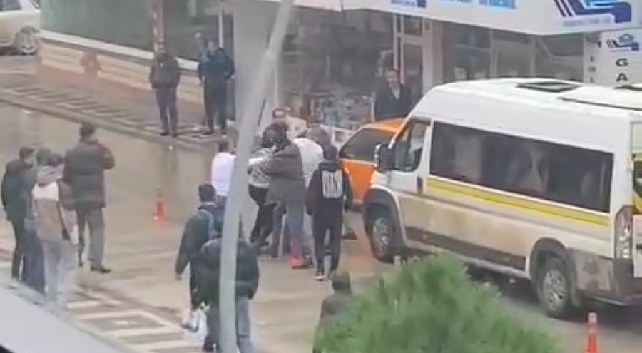 Bursa'da yol verme kavgasında sokağı ringe çevirdiler