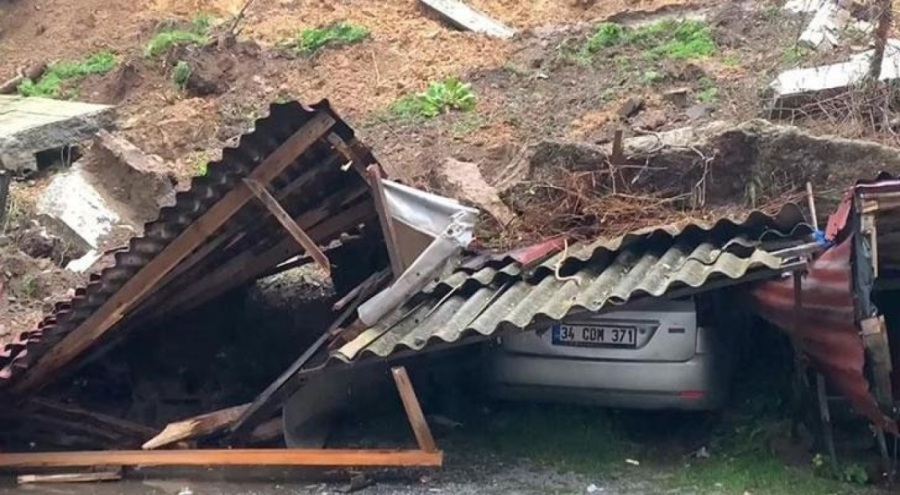 İstanbul'da istinat duvarı çöktü; araçlar hasar gördü